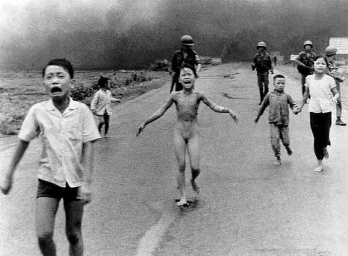 Niños corriendo asustados y llorando tras la caída de una bomba