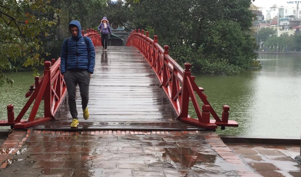 Paseo lluvioso por Hanoi, cruzando el puente Cau The Huc