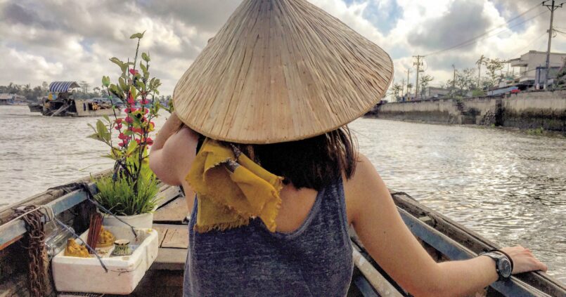 Noelia en barca visitando el mercado flotante de Can Tho