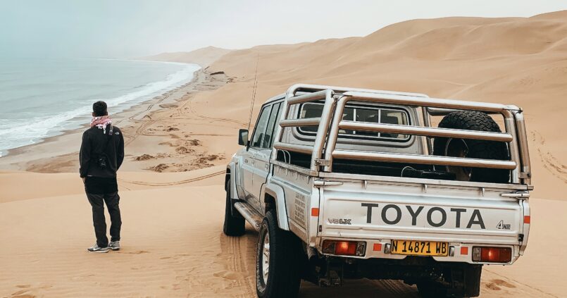 La Sandwich Harbour, a poco menos de 60km al sur de Walvis Bay y perteneciente al Parque Nacional de Namib, es uno de los lugares más singulares y espectaculares de Namibia. Aquí, algunas de las dunas más altas del mundo, descienden hacia el océano para formar una pintoresca laguna.