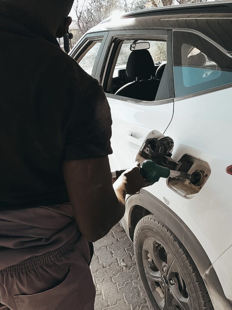 Llenando el depósito en una gasolinera