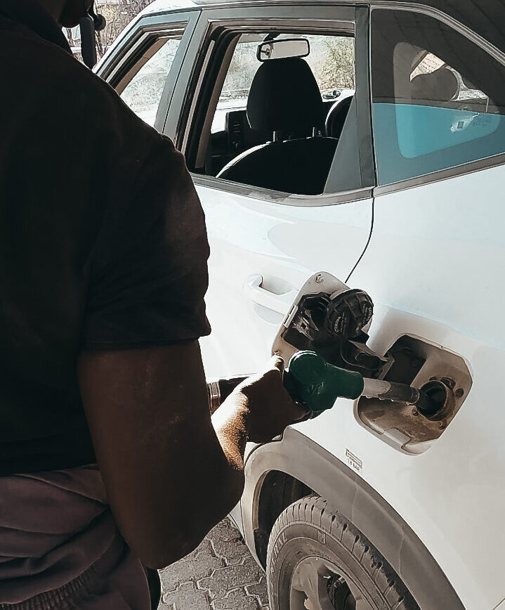 Repostando en una gasolinera en Namibia