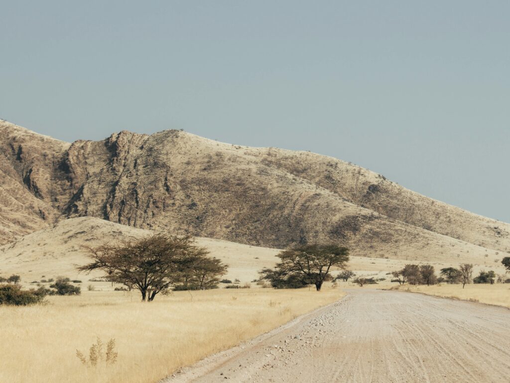 Lugares mágicos son los que rodean a las carreteras en Namibia por eso alquilar coche es algo indispensable.