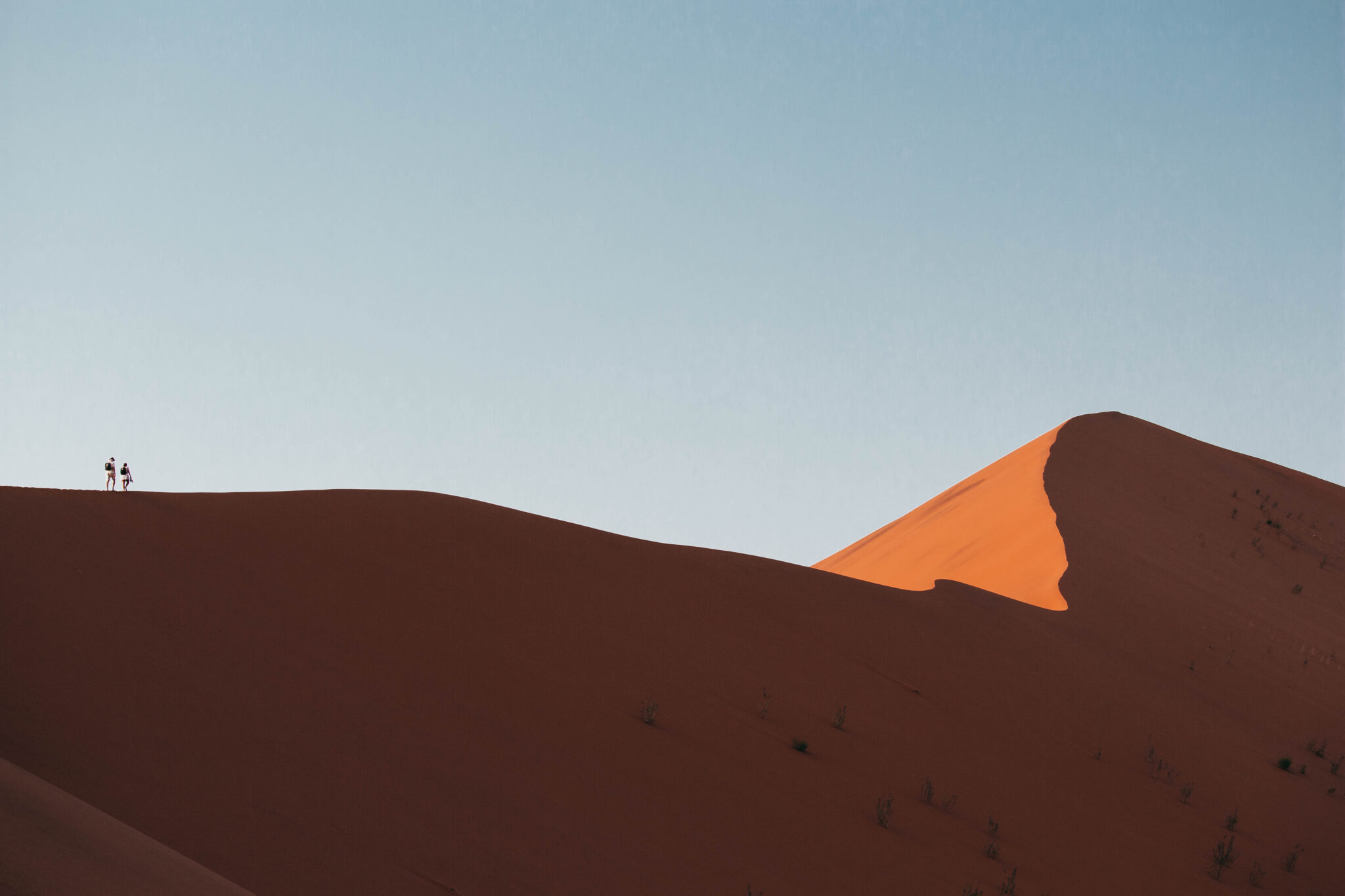 Subiendo las altas dunas del desierto del Namibio