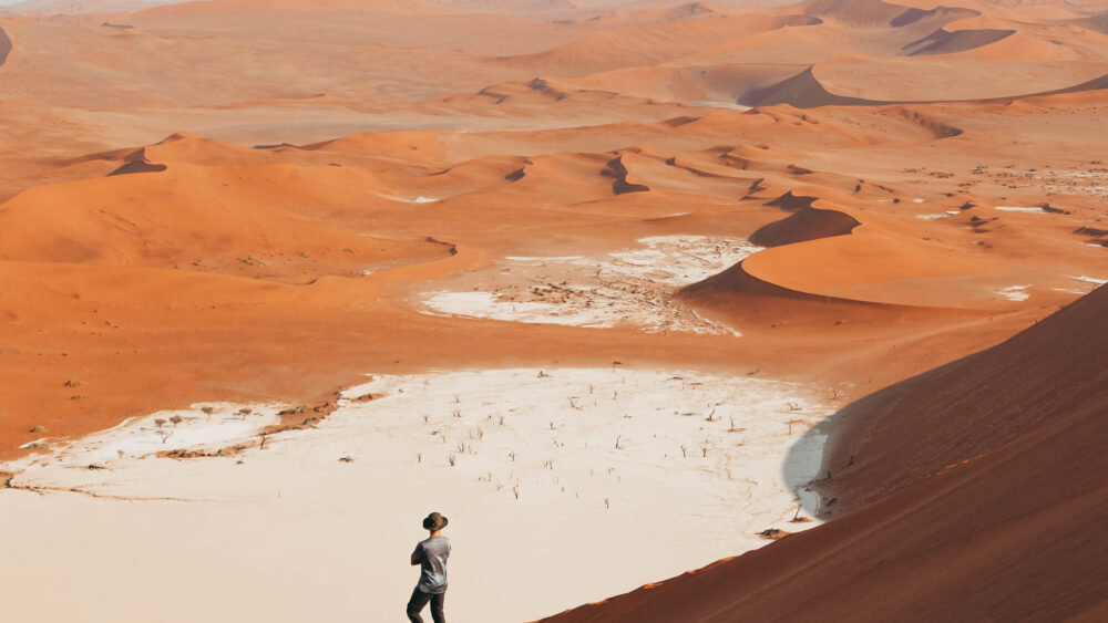 Desde lo alto de una duna contemplando la zona de Sesriem