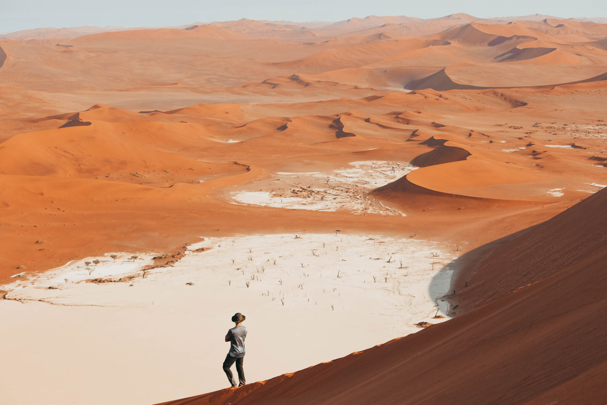 Desde lo alto de una duna contemplando la zona de Sesriem