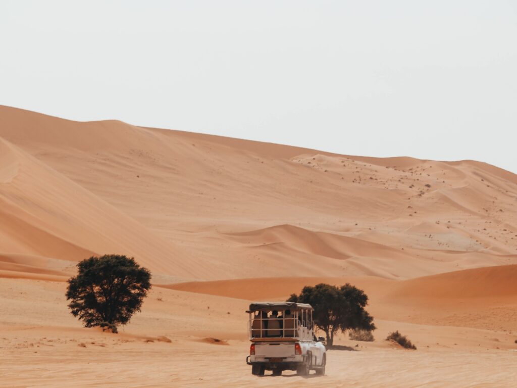 Coche atravesando el complicado acceso a Deadvlei