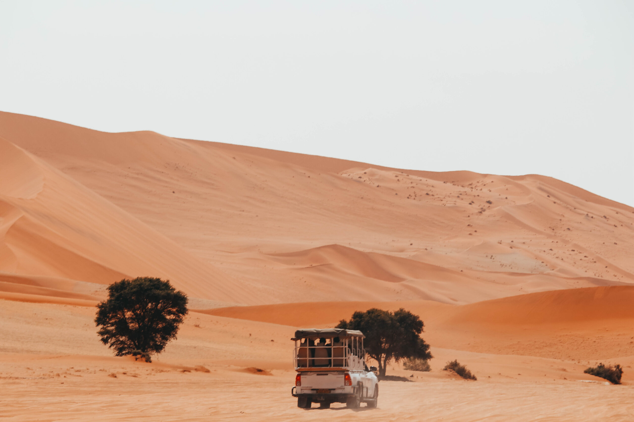 Vehículo 4x4 atravesando las dunas de Sessriem