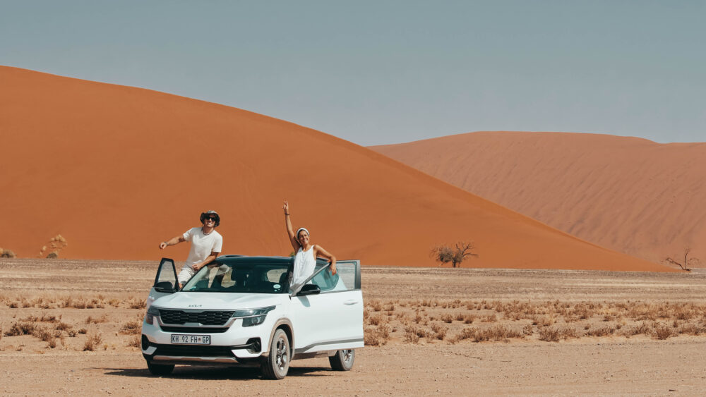 Foto del coche junto a las dunas de Sessriem en Namibia