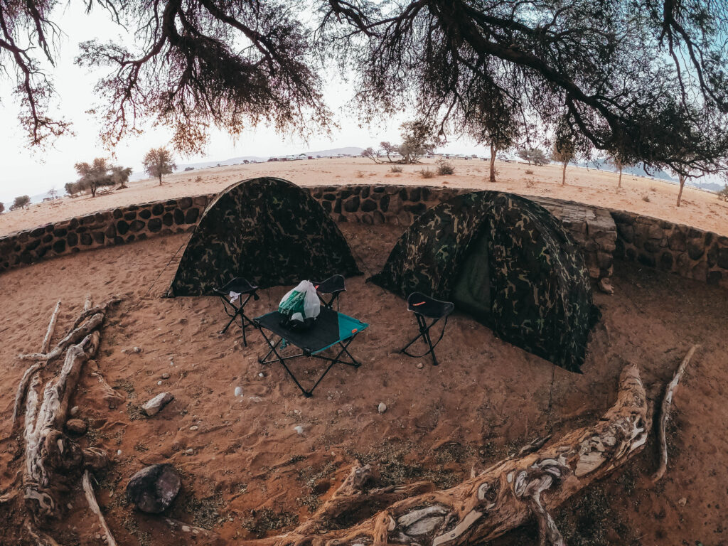 Tiendas de campaña instaladas en el camping de Sesriem