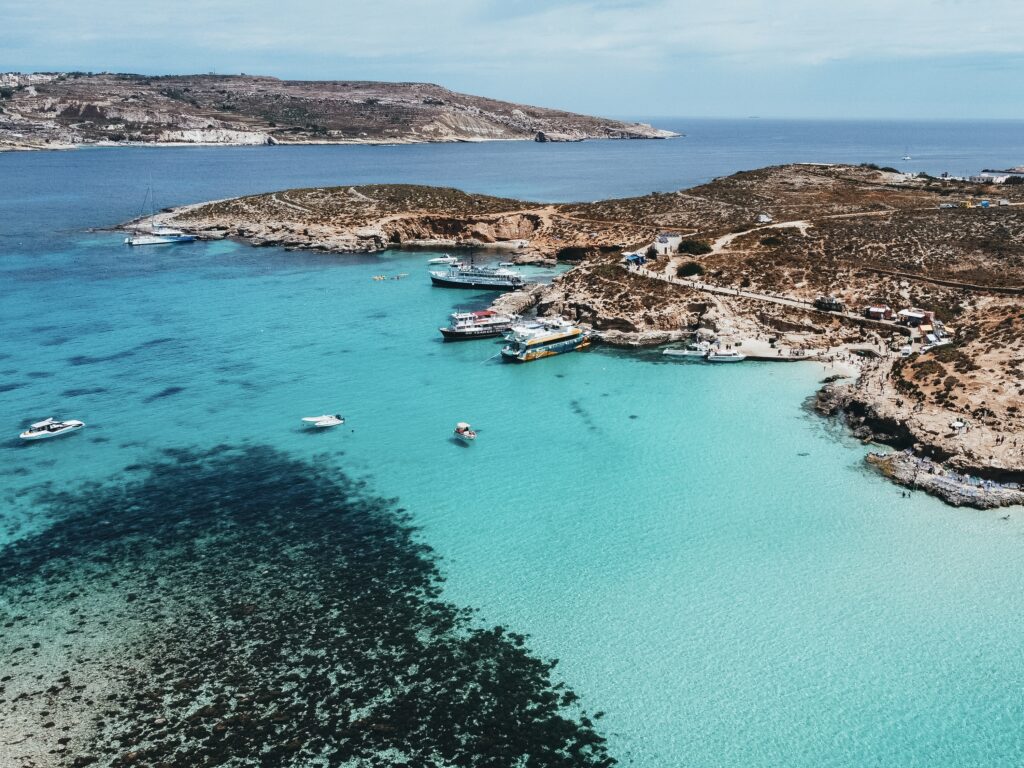 La encantadora estampa del Blue Lagoon desde el aire con sus aguas cristalinas aunque es un reclamo turístico que llama a millones de turistas