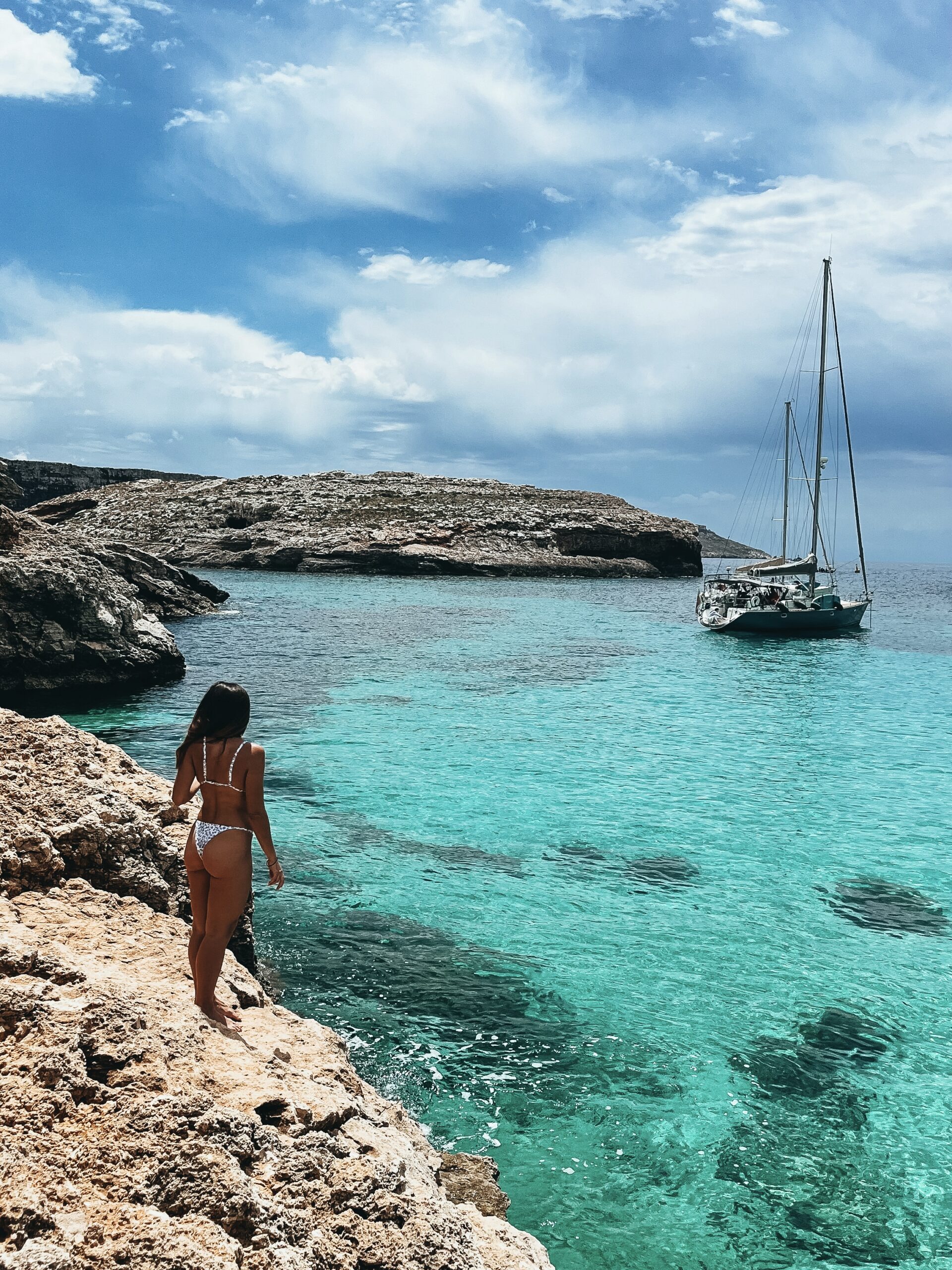 Blue Lagoon con velero de fondo