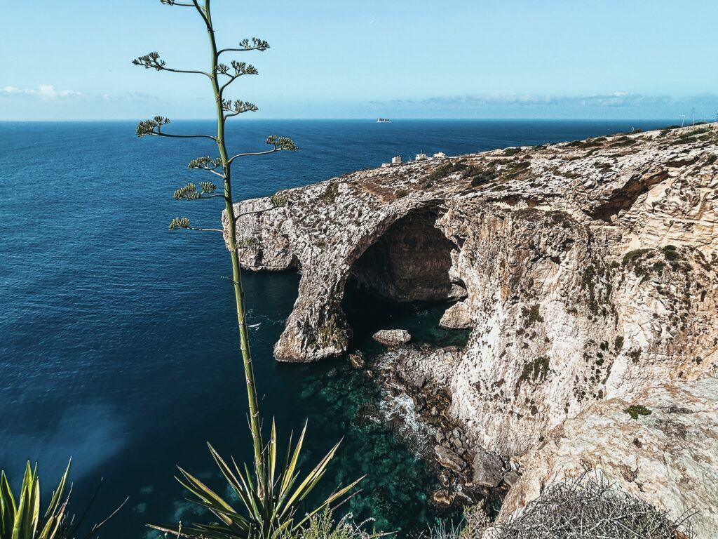 La visita de Blue Grotto en barca es una turistada pero no deja de ser increíble las formaciones geológicas que se ven