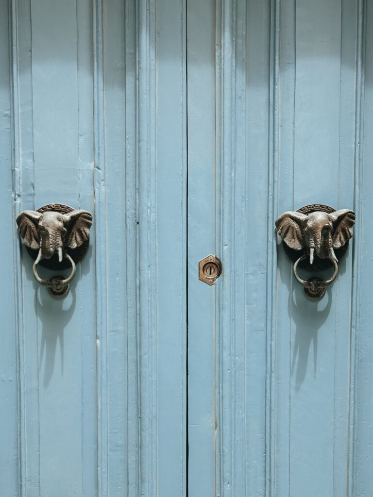 Puerta con llamadores en forma de elefante
