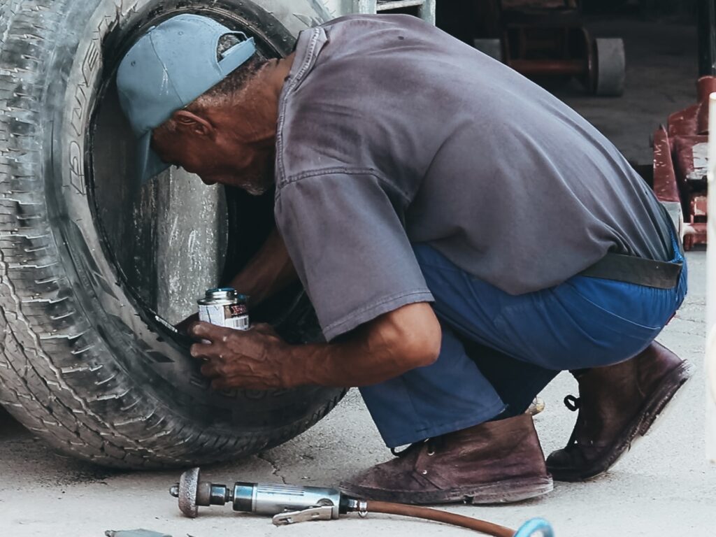 Arreglando las ruedas de las carreteras Namibias