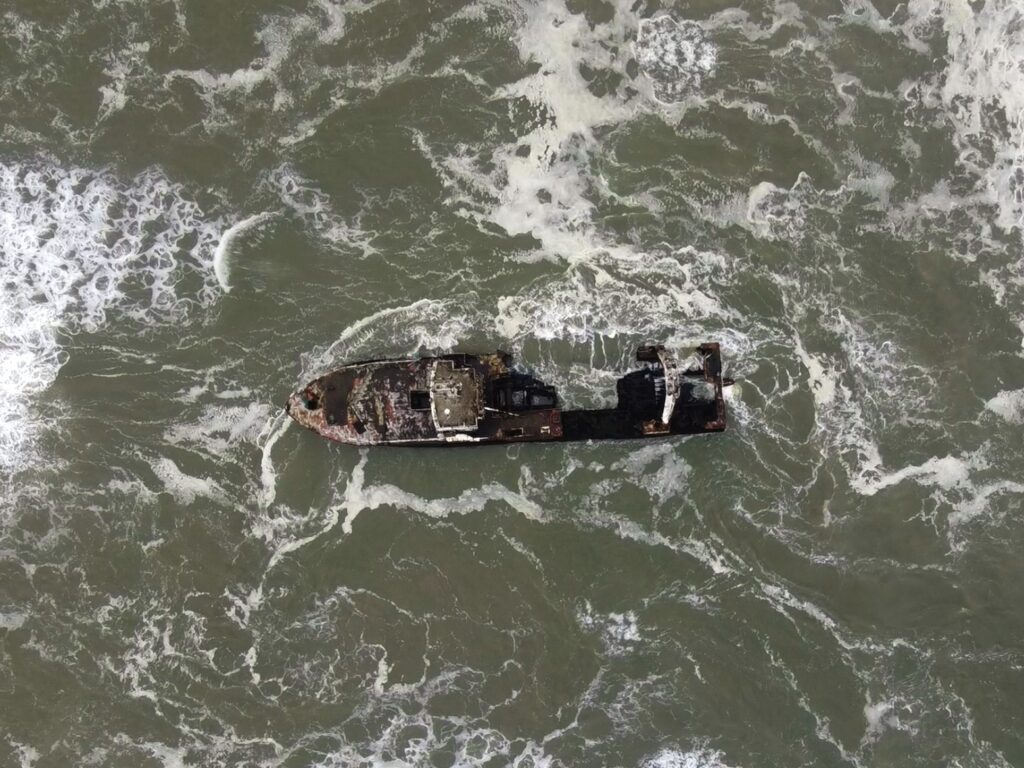Las olas golpean el amasijo de hierros del barco que un día se dedicaba a pescar y ahora sirve de refugio para las aves