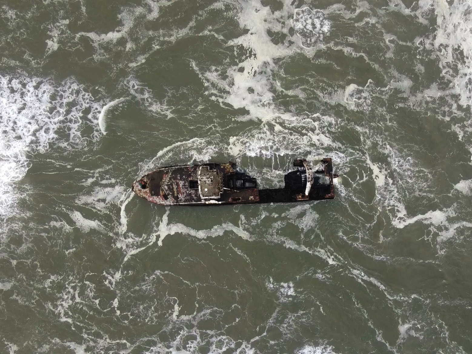 Barco Zeila golpeado por las olas en la costa de Namibia