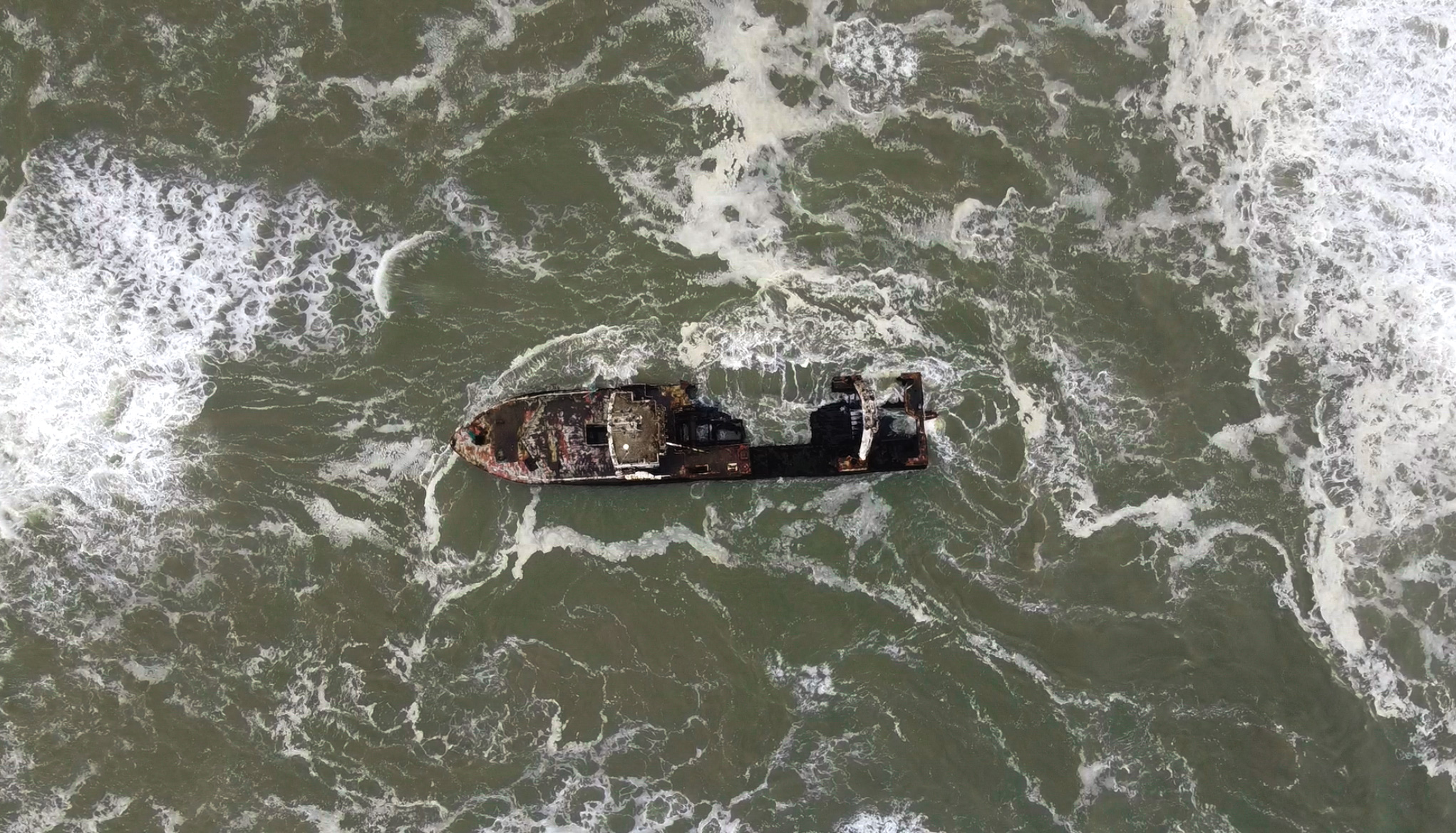 Barco Zeila golpeado por las olas en la costa de Namibia