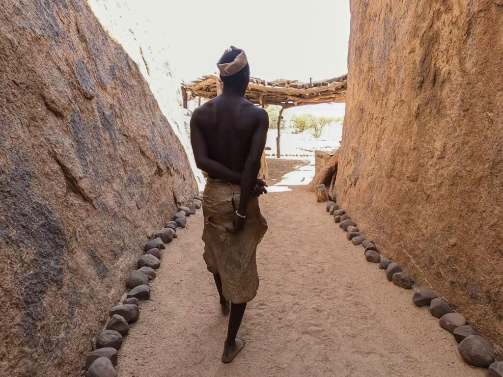 Una persona es la encargada de acompañarte para acceder al Damara Living Museum