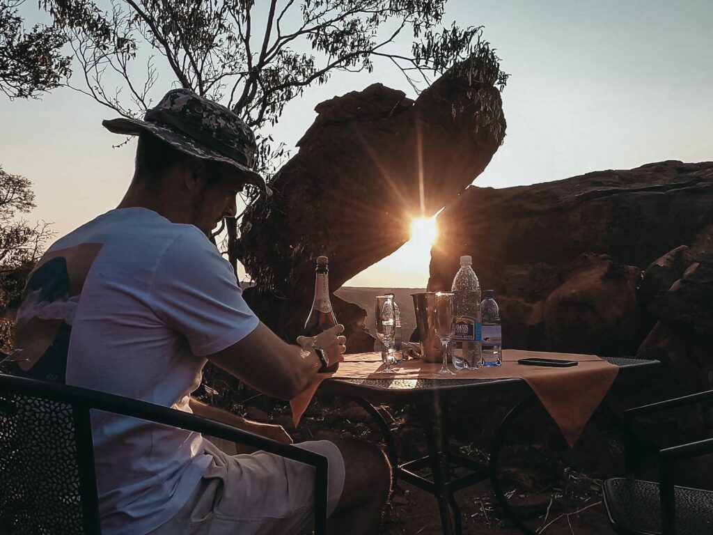 La actividad que ofrecen al atardecer en Waterberg Plateau incluye una botella de Champagne y una mesa con vistas