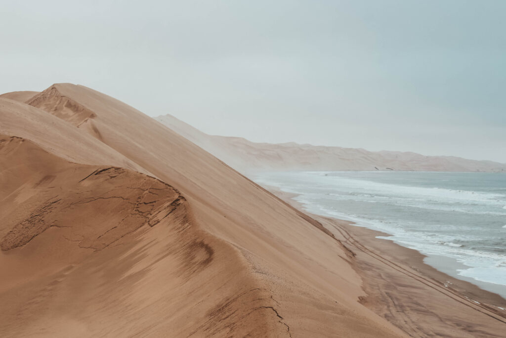 La costa de Namibia con grandes dunas formando la conocida Sandwich Harbour