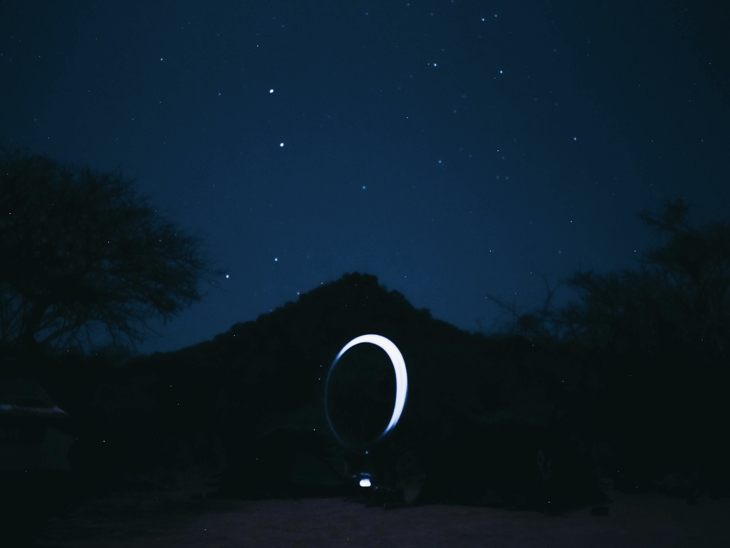 Vista nocturna del campamento de Waterberg