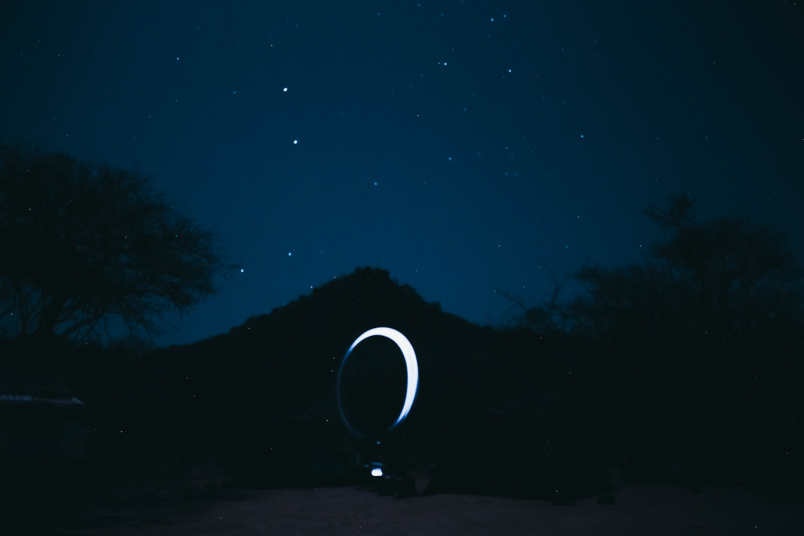 Vista nocturna del campamento de Waterberg