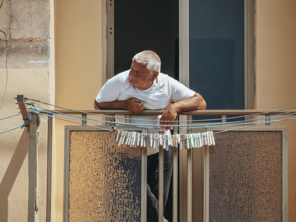 En el barrio de Marsaxlokk se ruedan muchas películas y series, este vecino no perdería detalle