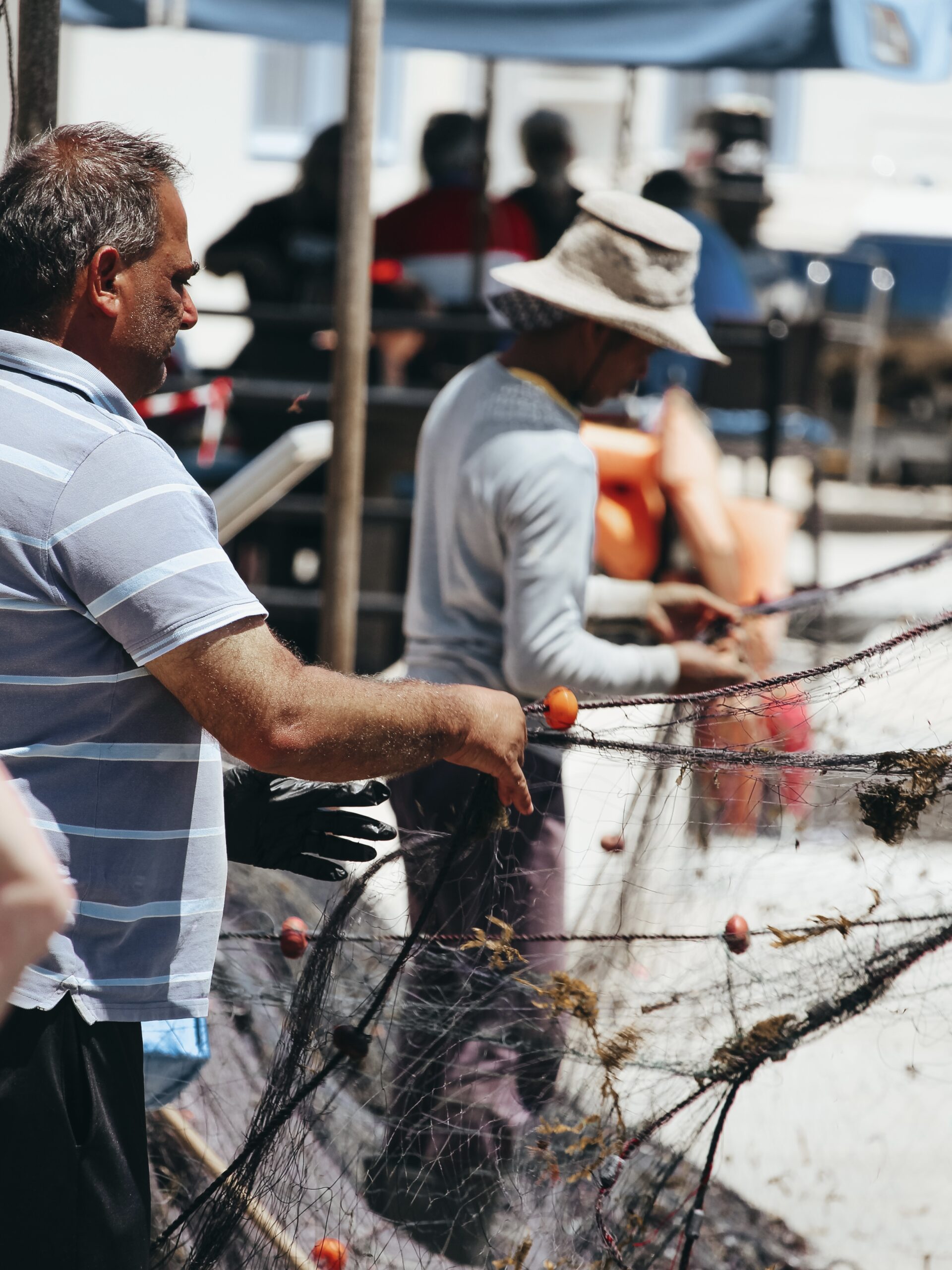 Pescadores preparan la red de pesca