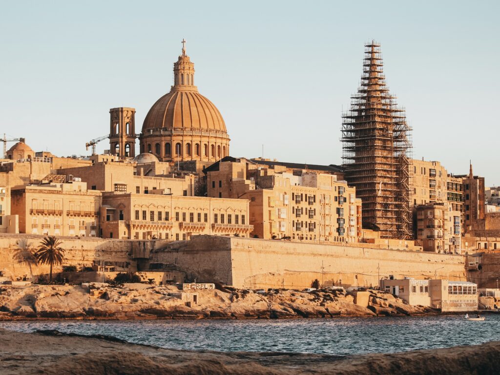 Atardecer sobre los edificios más emblemáticos de la capital de Malta
