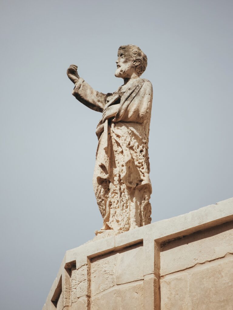 La expresión de las estatuas en Malta recuerdan a su vecina Italia
