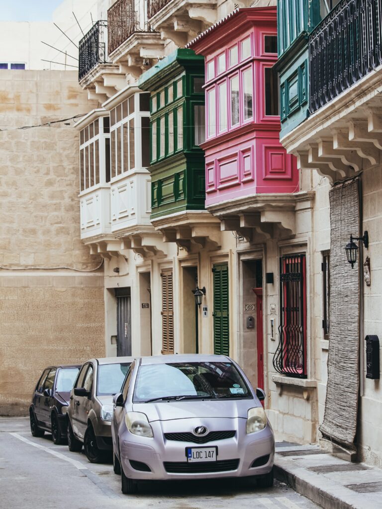 Los balcones de colores animan las calles de Rabat en Malta