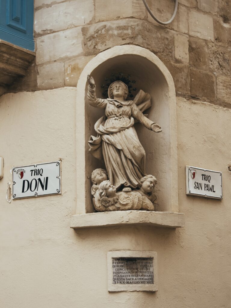 Los ángeles o las vírgenes son muy recurrentes en las fachadas de los edificios en Rabat Malta