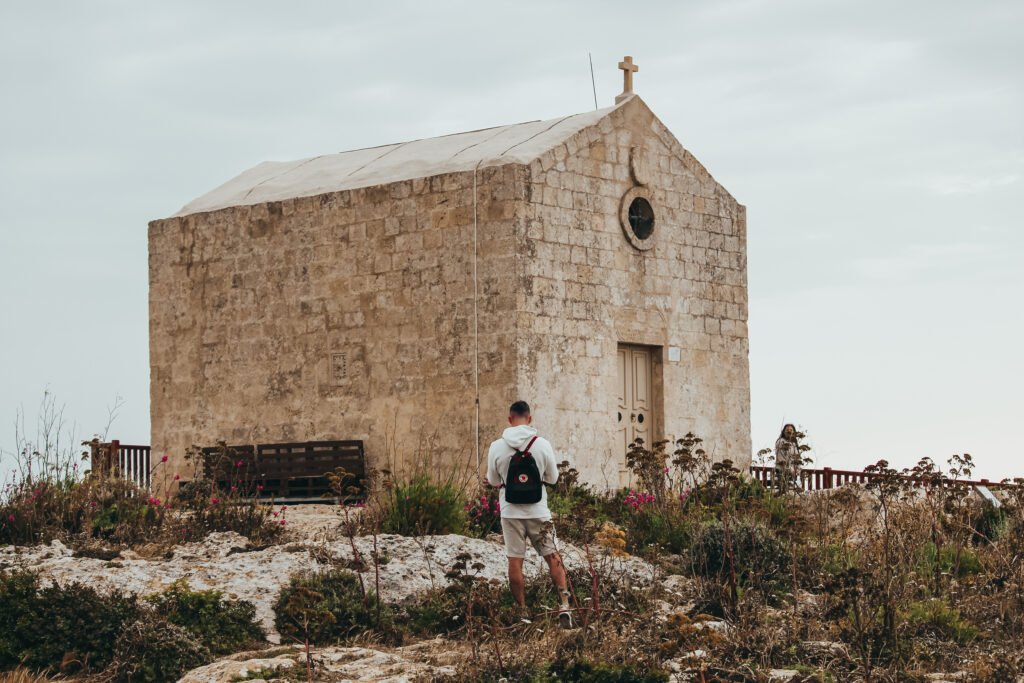 Cerca de los dingui cliffs se encuentra esta pequeña iglesia de piedra