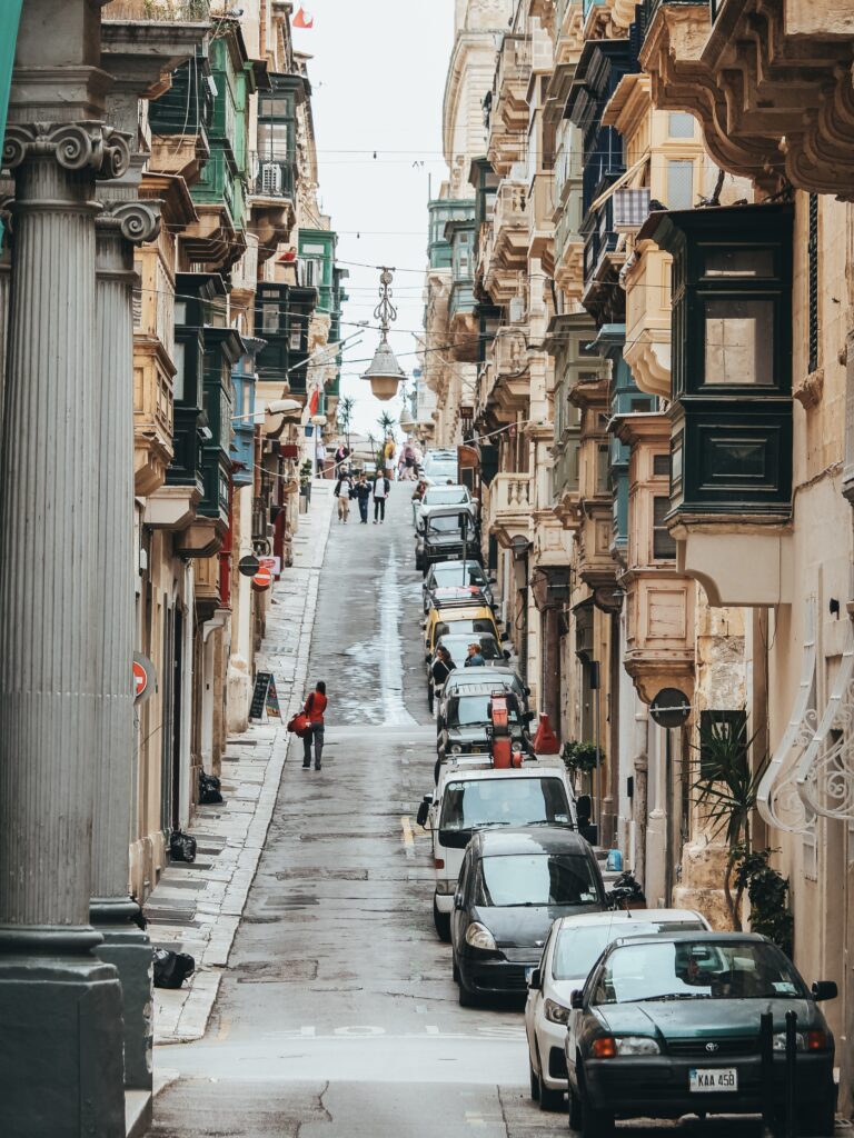 En Malta te va a tocar sortear obstáculos y apretar para pasar por ciertas calles