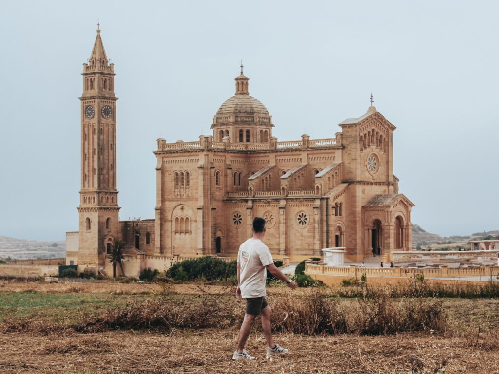 La iglesia está dedicada a la Virgen de Ta' Pinu. La basílica se encuentra en un campo abierto que permite a los visitantes disfrutar de hermosas vistas de la zona.