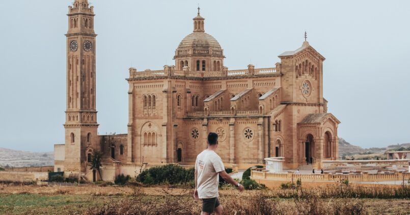La iglesia está dedicada a la Virgen de Ta' Pinu. La basílica se encuentra en un campo abierto que permite a los visitantes disfrutar de hermosas vistas de la zona.