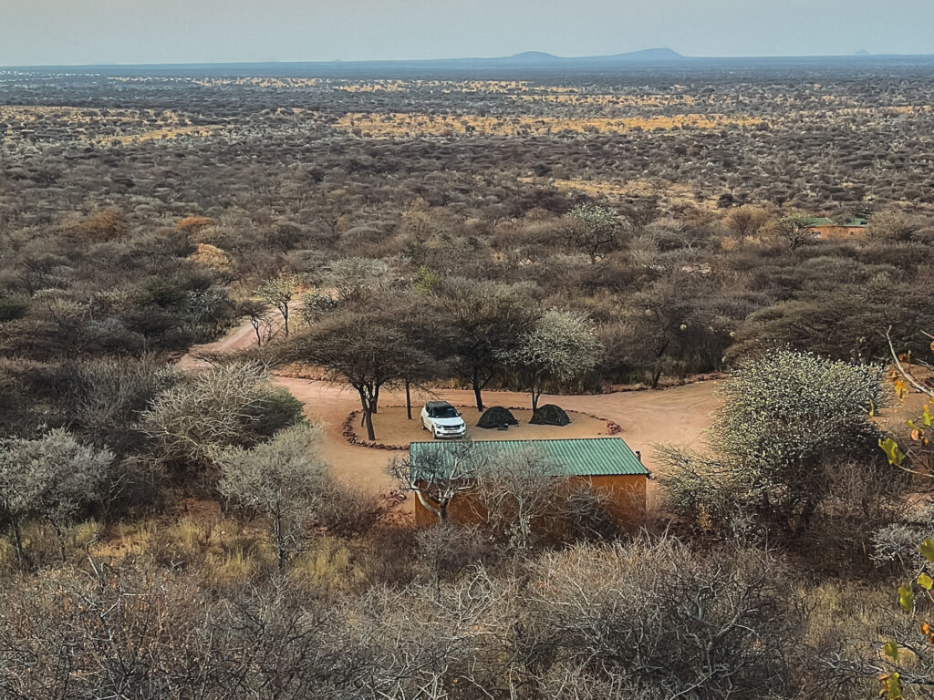 Las zonas donde acampar son muy amplias y están muy bien cuidadas. Hay mucha sombra, una zona para barbacoa con leña, un cobertizo con muebles, una pequeña nevera y un fregadero. Lo más curioso es el baño, pues no tiene puerta, y tienes que hacer tus necesidades con vistas a la reserva.