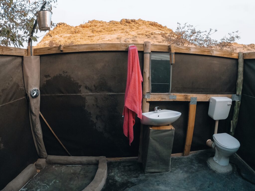 El sitio es espectacular, en medio de la nada y donde el único ruido que escucharás será el de la naturaleza. Además la cobertura es casi inexistente. Los chalés son unas tiendas de campaña grandes con una decoración pobre pero suficiente.