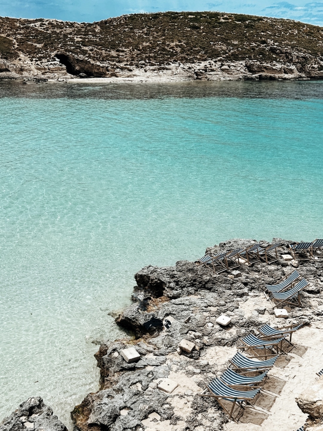 Sillas en la orilla del Blue Lagoon en Malta