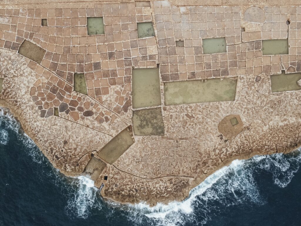 Situadas a las afueras de la bahía de la bahía de Xwejni, al norte de Gozo, se encuentran las Salt Pans.