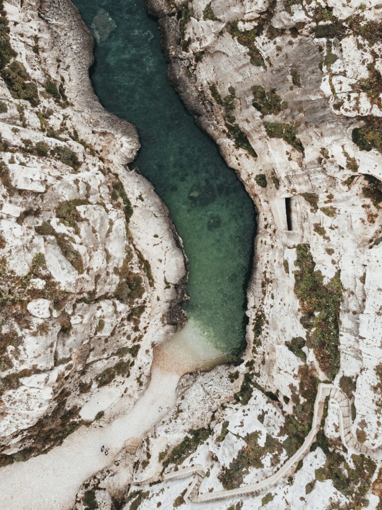 Allí se encuentra una pequeña playa rocosa ideal para darte un baño, si te atreves.