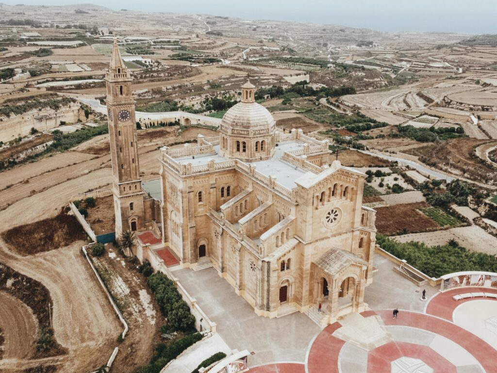 También se la conoce como la iglesia de los milagros, pues algunas personas afirman que se les ha aparecido la Virgen y han conseguido que sus súplicas se cumplan.