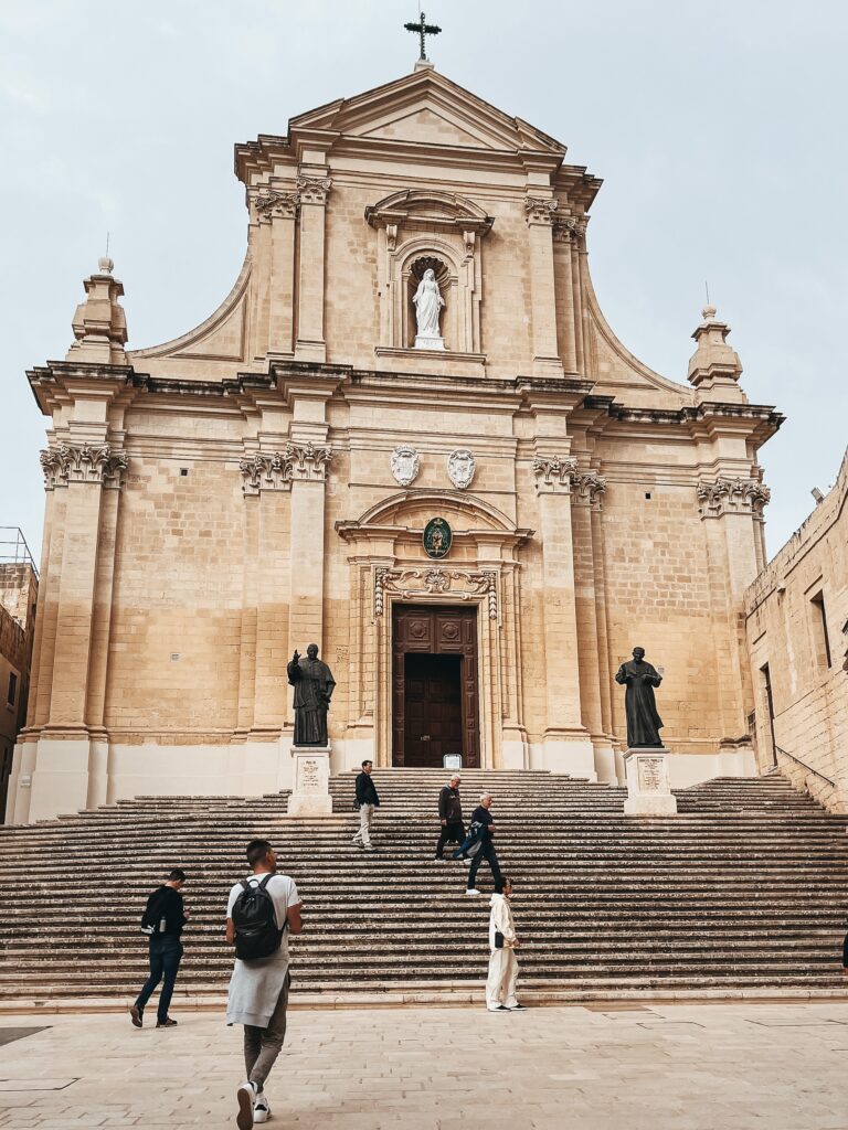 Además de perderte por sus calles empedradas, también se puede visitar la catedral, la antigua prisión y varios museos.