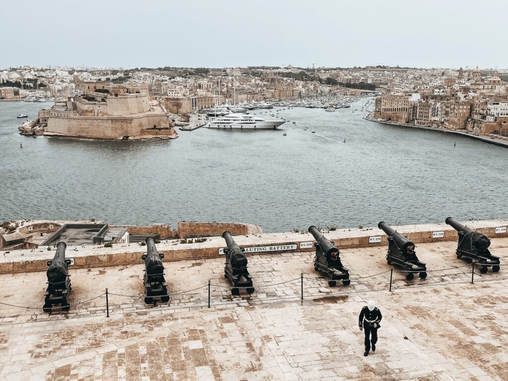El Saluting Battery, se trata de una ceremonia que sucede todos los días a las 12:00h y a las 16:00h y consiste en el disparo de un cañón tal y como se hacía en el siglo XIX. Servía para que los capitanes de los barcos supieran la hora que era y as calibrar sus instrumentos para la navegación.