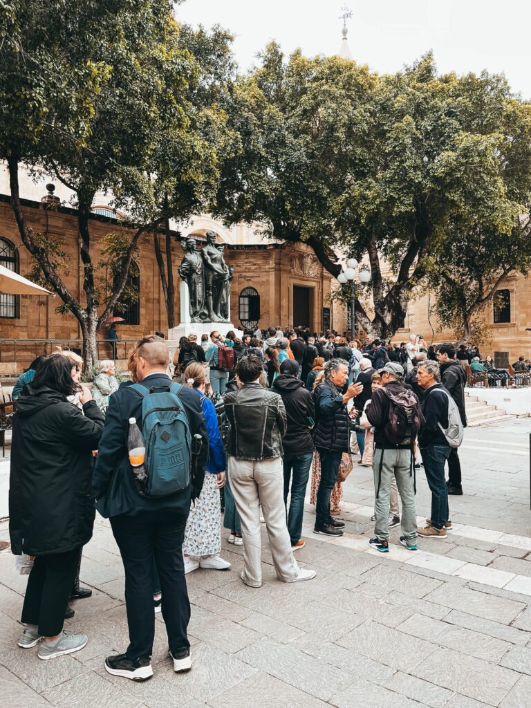 Muchas personas se citan para ver la concatedral de San Juan siendo el reclamo más visitado de La Valeta