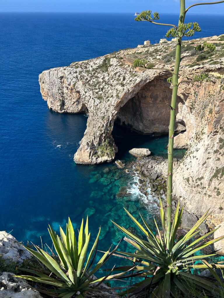 En la misma carretera hay un viewpoint donde se puede dejar el coche aparcado en una especie de arcén habilitado para ello. Desde aquí sale un caminito que baja entre las rocas hasta llegar a un punto donde se pueden admirar las diferentes cuevas.