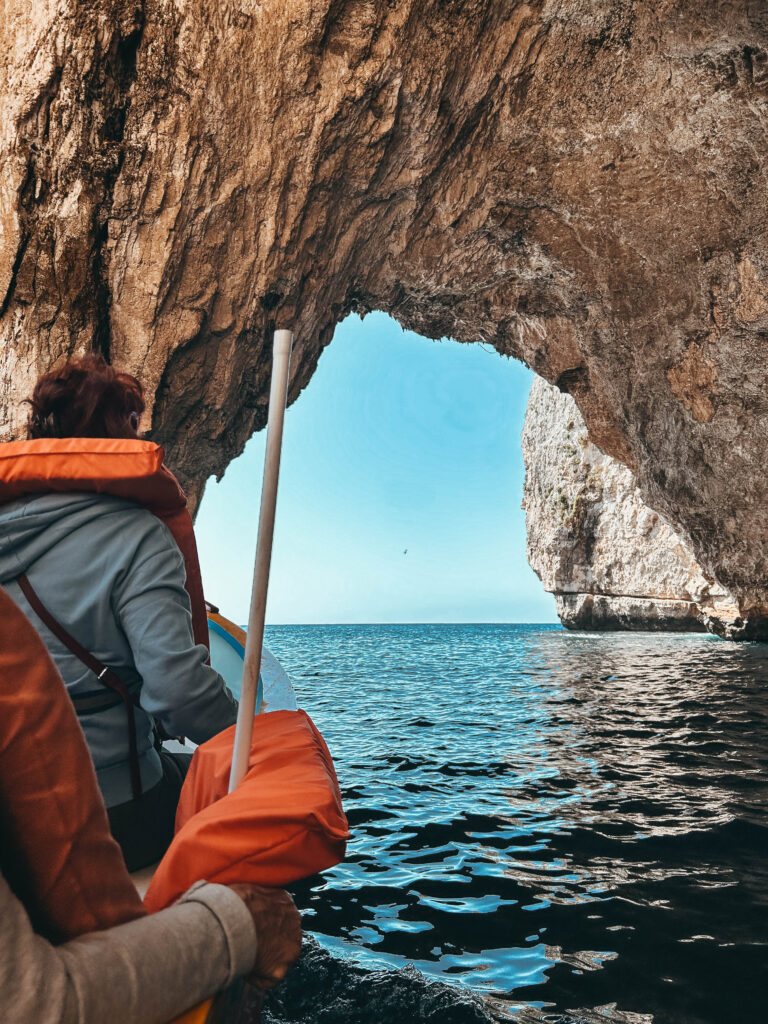 Se puede visitar la Blue Grotto desde una barca. La empresa que se encarga del alquiler de las barquitas, se llama “Blue Grotto Boat Service” y se encuentra a escasos metros del aparcamiento.