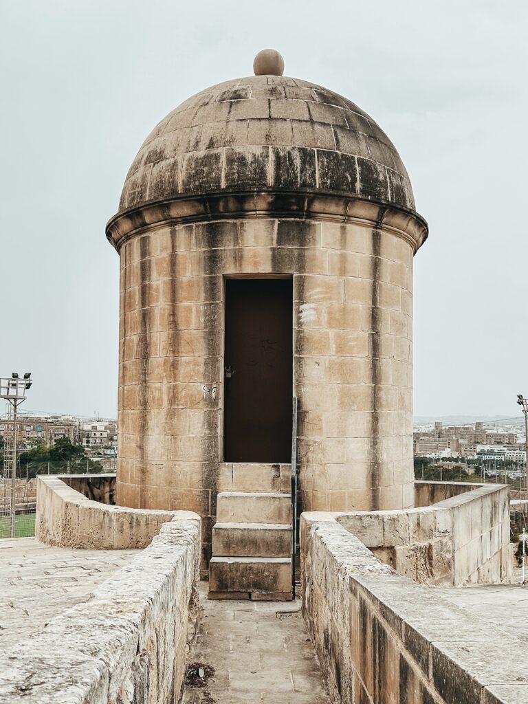 Pequeños jardines dentro de las anchas murallas de la ciudad de Malta