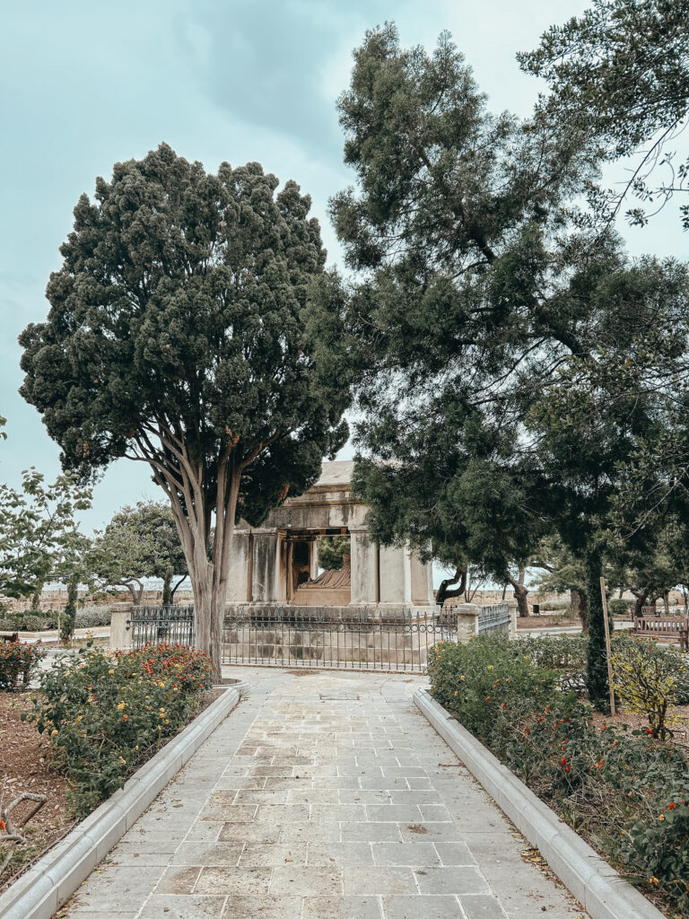 Pequeños jardines dentro de las anchas murallas de la ciudad de Malta